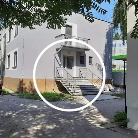 Living & Bus Station & Mlynske Nivy Проживание в семье