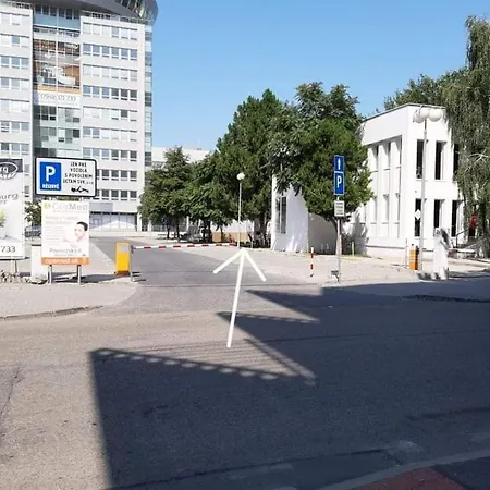 Living & Bus Station & Mlynske Nivy 브라티슬라바