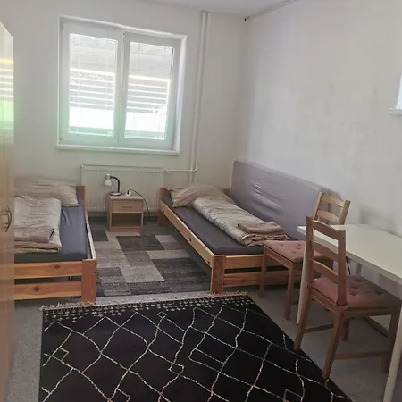 Living & Bus Station & Mlynske Nivy בית אירוח *
