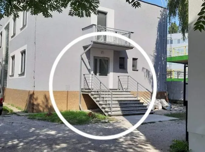 Living & Bus Station & Mlynske Nivy Homestay szállás